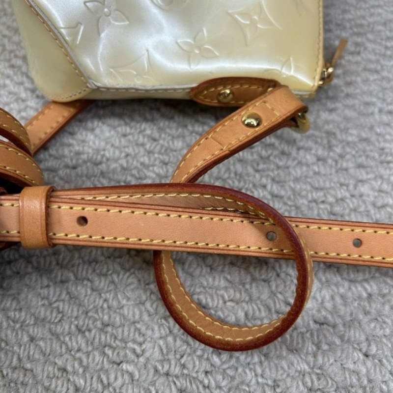 LV路易威登淺黃色漆皮壓紋斜挎包單肩包 很溫柔的顏色 容量實用 日常通勤百搭-24