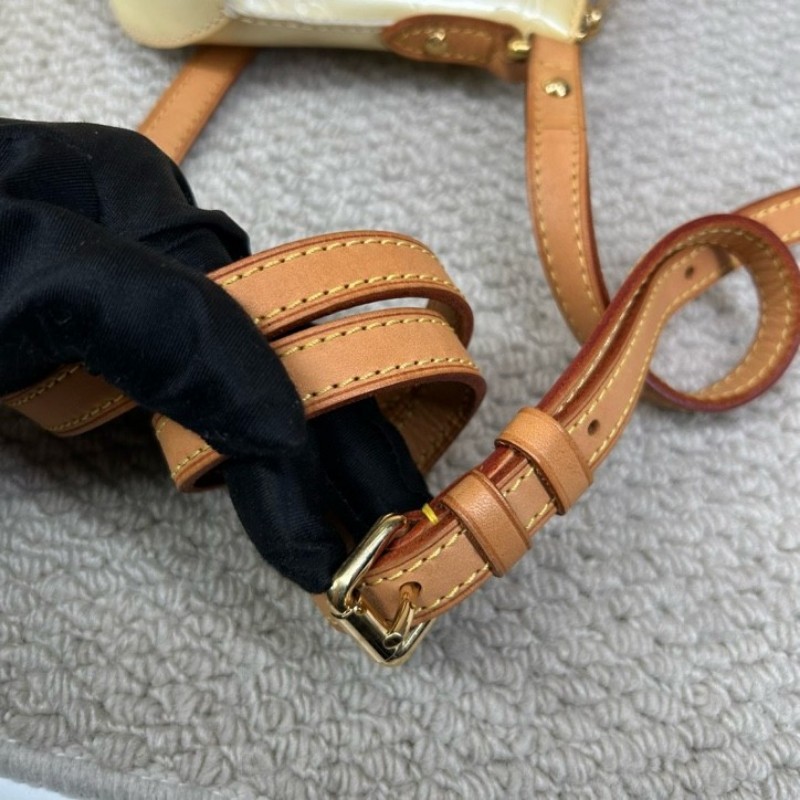 LV路易威登淺黃色漆皮壓紋斜挎包單肩包 很溫柔的顏色 容量實用 日常通勤百搭-25