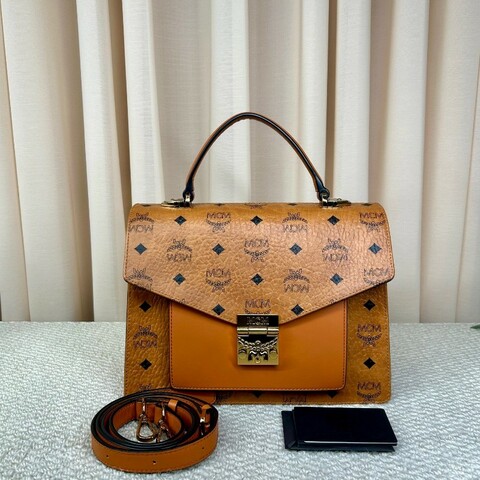 MCM干邑色郵差包 經典老花 焦糖色拼接 有肩帶 可單肩可斜挎可手提 容量大 日常通勤、出門實用百搭