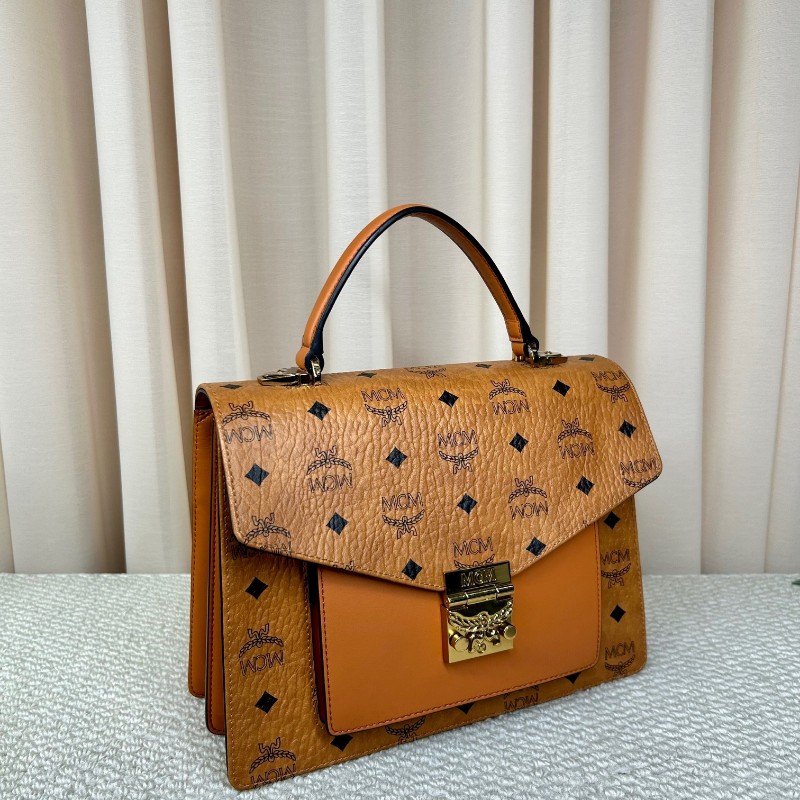 MCM干邑色郵差包 經典老花 焦糖色拼接 有肩帶 可單肩可斜挎可手提 容量大 日常通勤、出門實用百搭-2