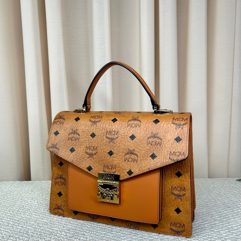 MCM干邑色郵差包 經典老花 焦糖色拼接 有肩帶 可單肩可斜挎可手提 容量大 日常通勤、出門實用百搭-3