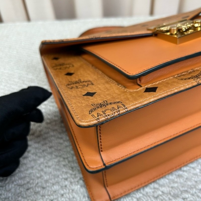 MCM干邑色郵差包 經典老花 焦糖色拼接 有肩帶 可單肩可斜挎可手提 容量大 日常通勤、出門實用百搭-7