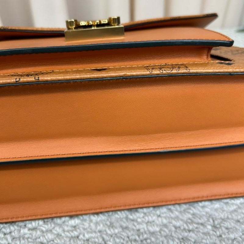 MCM干邑色郵差包 經典老花 焦糖色拼接 有肩帶 可單肩可斜挎可手提 容量大 日常通勤、出門實用百搭-9