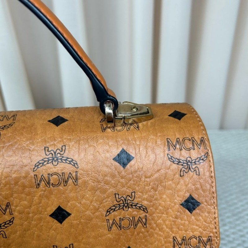 MCM干邑色郵差包 經典老花 焦糖色拼接 有肩帶 可單肩可斜挎可手提 容量大 日常通勤、出門實用百搭-12