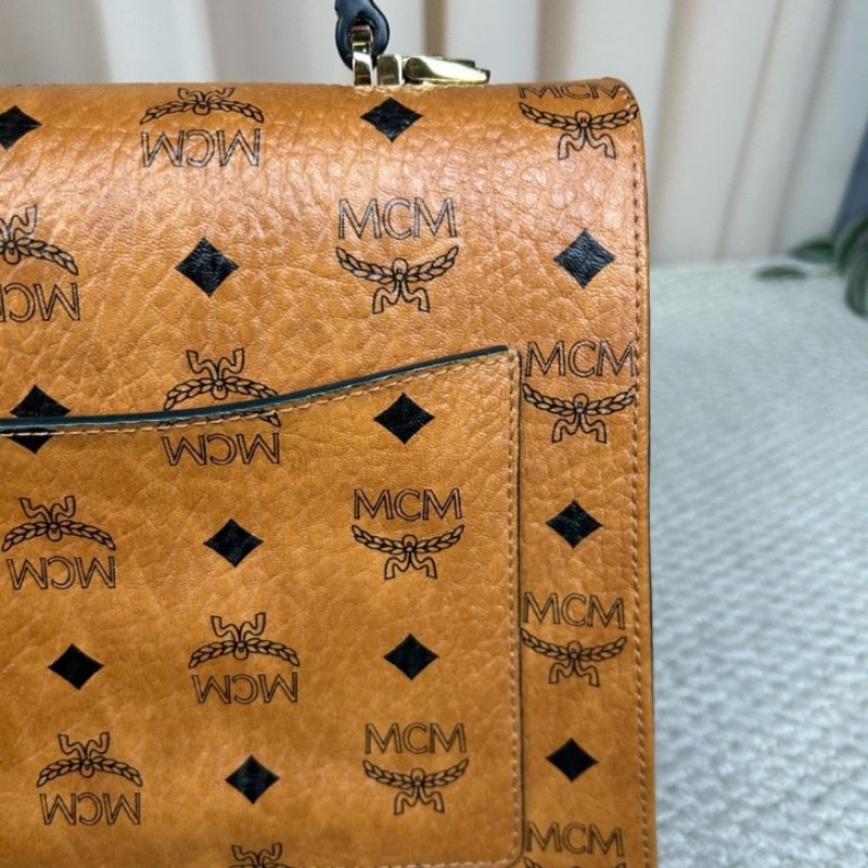 MCM干邑色郵差包 經典老花 焦糖色拼接 有肩帶 可單肩可斜挎可手提 容量大 日常通勤、出門實用百搭-13