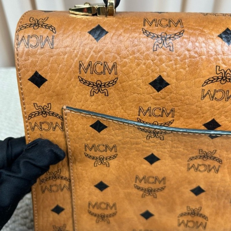 MCM干邑色郵差包 經典老花 焦糖色拼接 有肩帶 可單肩可斜挎可手提 容量大 日常通勤、出門實用百搭-14