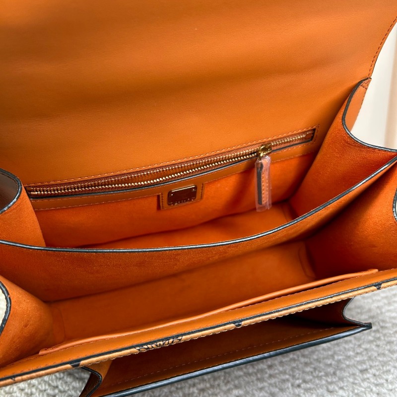 MCM干邑色郵差包 經典老花 焦糖色拼接 有肩帶 可單肩可斜挎可手提 容量大 日常通勤、出門實用百搭-15