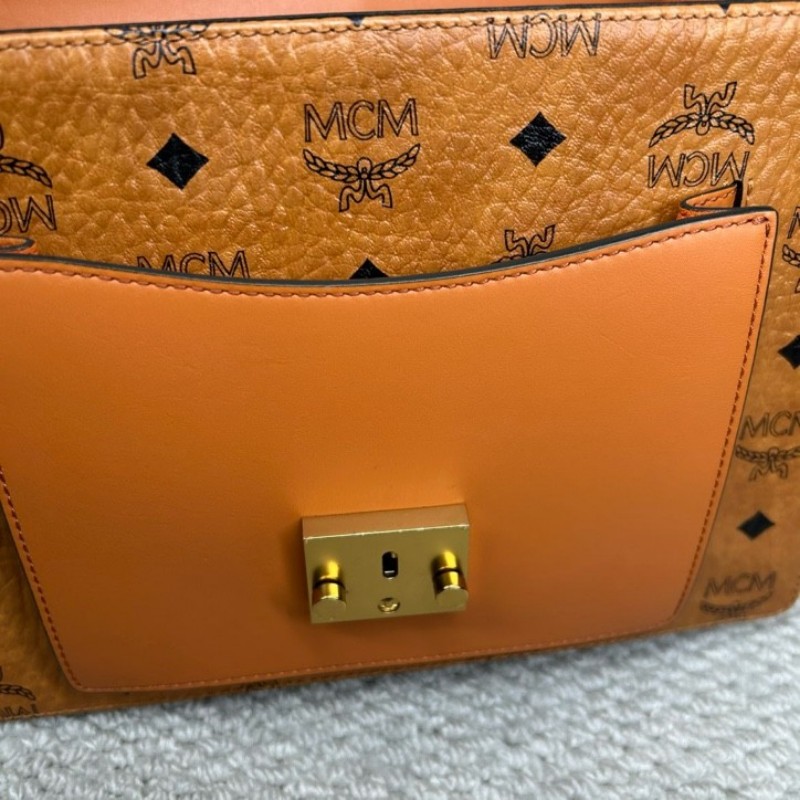 MCM干邑色郵差包 經典老花 焦糖色拼接 有肩帶 可單肩可斜挎可手提 容量大 日常通勤、出門實用百搭-16