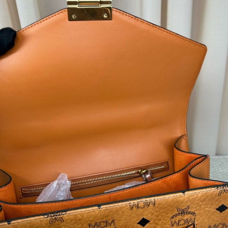 MCM干邑色郵差包 經典老花 焦糖色拼接 有肩帶 可單肩可斜挎可手提 容量大 日常通勤、出門實用百搭-17