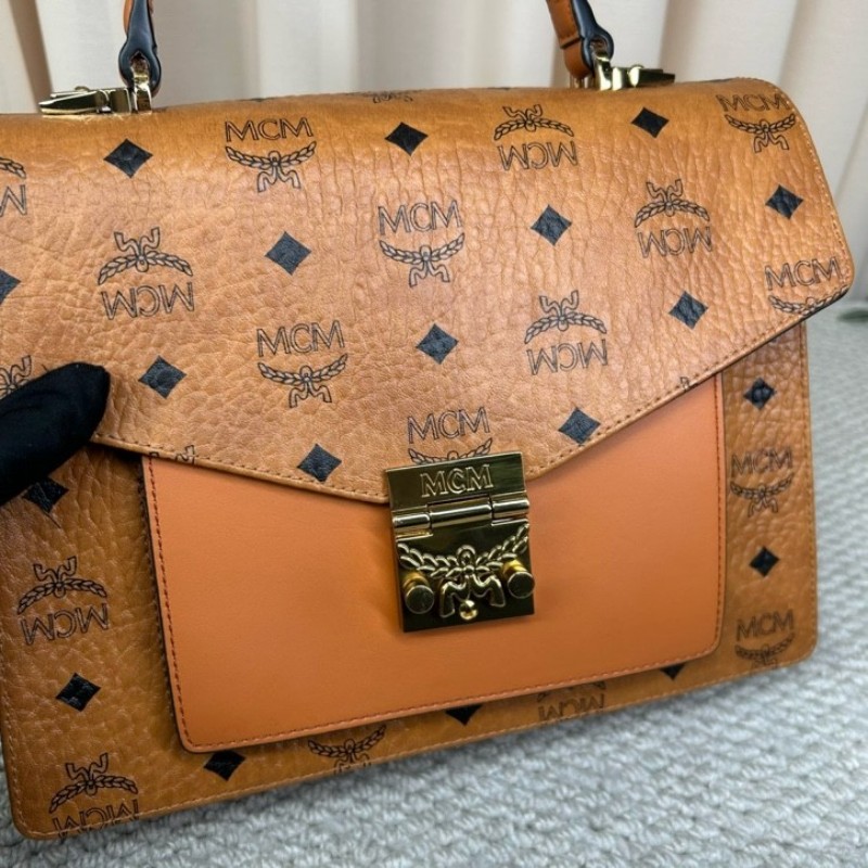MCM干邑色郵差包 經典老花 焦糖色拼接 有肩帶 可單肩可斜挎可手提 容量大 日常通勤、出門實用百搭-18