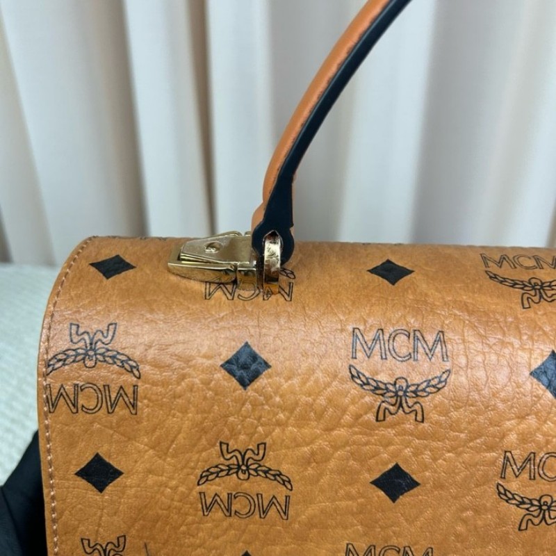 MCM干邑色郵差包 經典老花 焦糖色拼接 有肩帶 可單肩可斜挎可手提 容量大 日常通勤、出門實用百搭-19