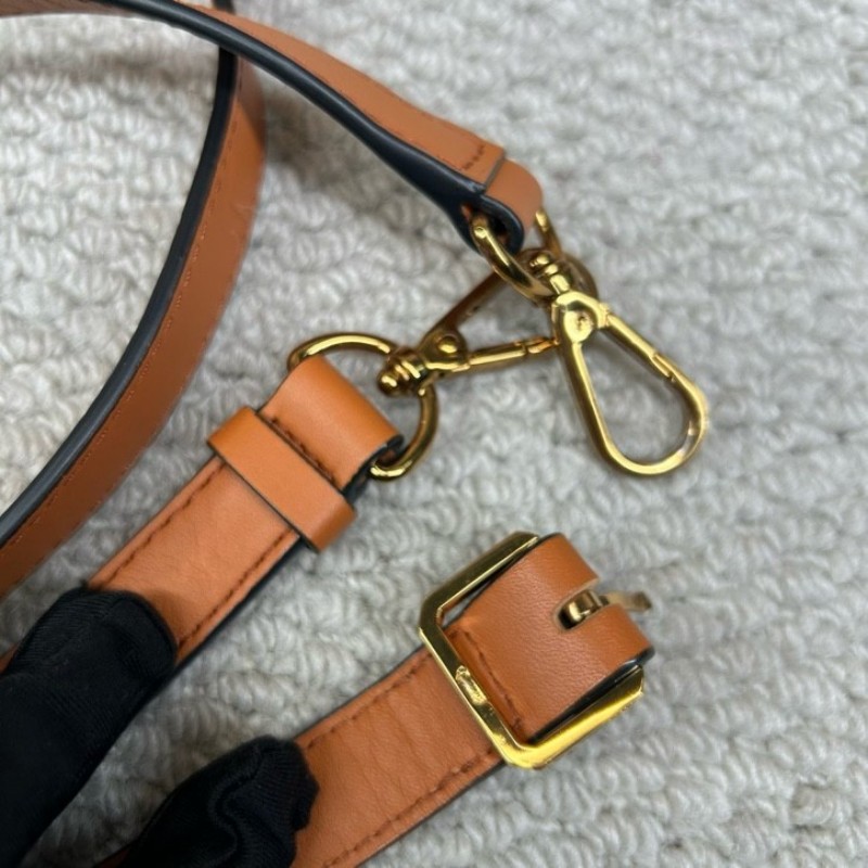 MCM干邑色郵差包 經典老花 焦糖色拼接 有肩帶 可單肩可斜挎可手提 容量大 日常通勤、出門實用百搭-24