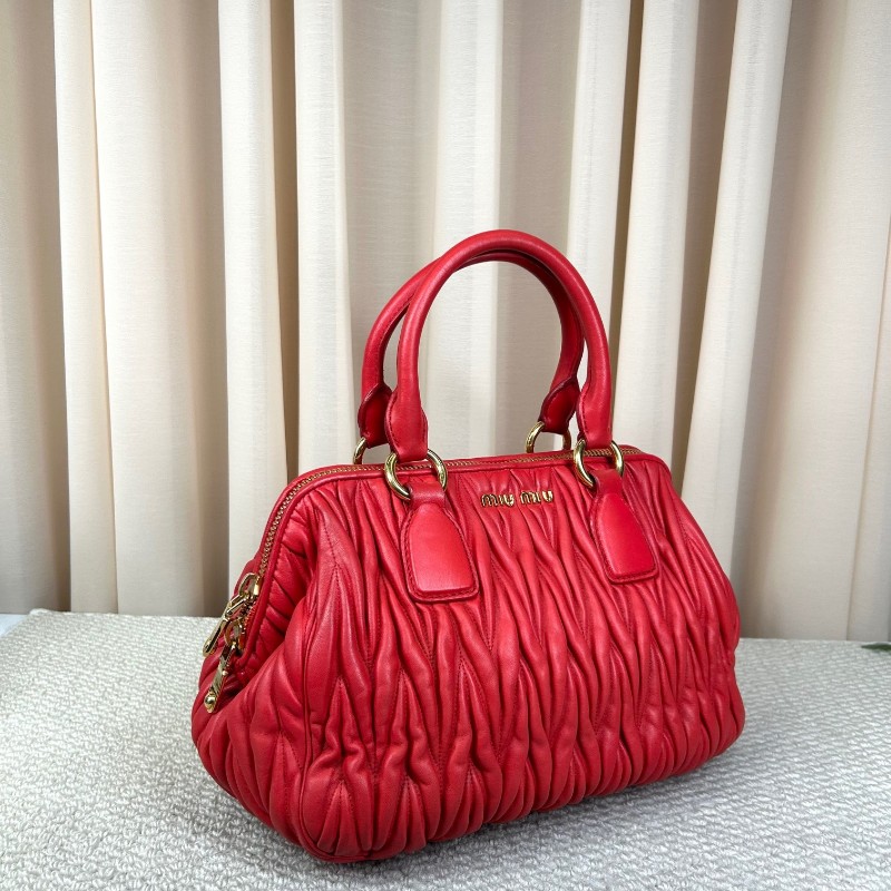 繆繆MiuMiu紅色皺褶手提包 金色五金配件 搭配可拆卸肩帶 可單肩可斜挎可手提 皮質柔軟 皺褶設計優雅大方 容量實用 日常通勤逛街都很合適-2