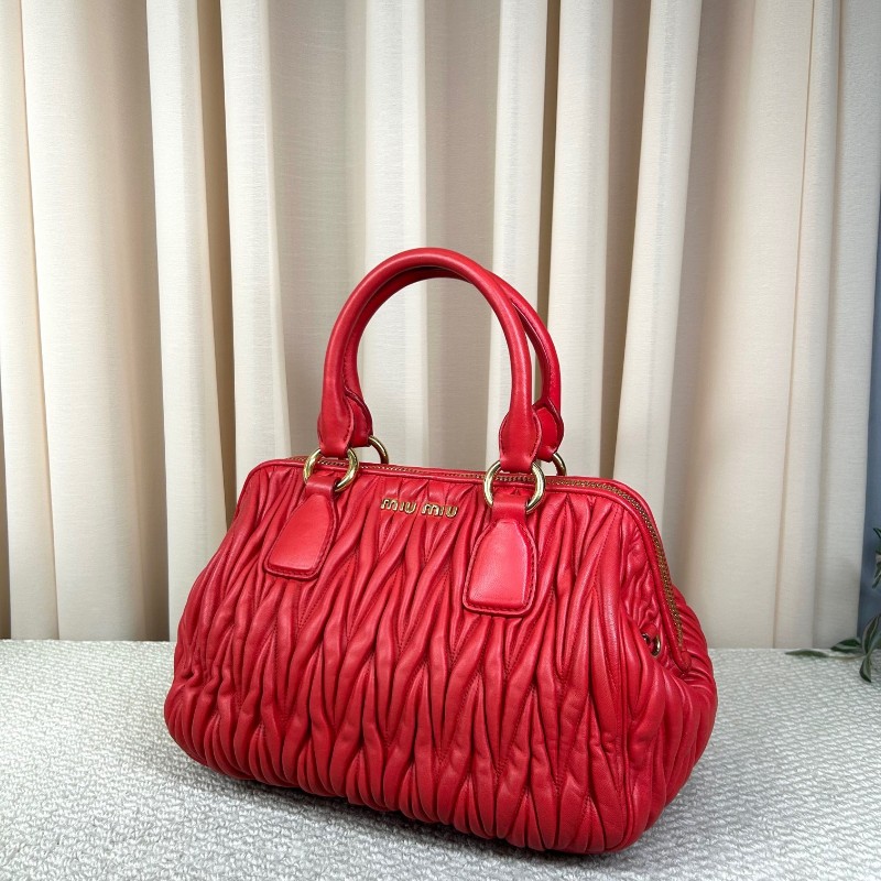 繆繆MiuMiu紅色皺褶手提包 金色五金配件 搭配可拆卸肩帶 可單肩可斜挎可手提 皮質柔軟 皺褶設計優雅大方 容量實用 日常通勤逛街都很合適-3