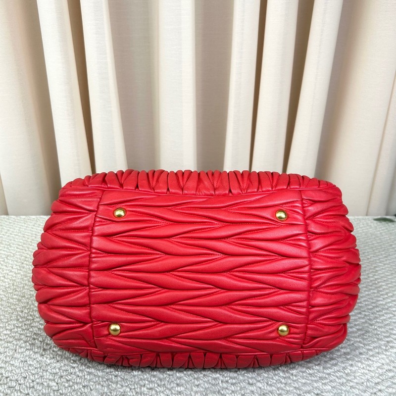 繆繆MiuMiu紅色皺褶手提包 金色五金配件 搭配可拆卸肩帶 可單肩可斜挎可手提 皮質柔軟 皺褶設計優雅大方 容量實用 日常通勤逛街都很合適-4