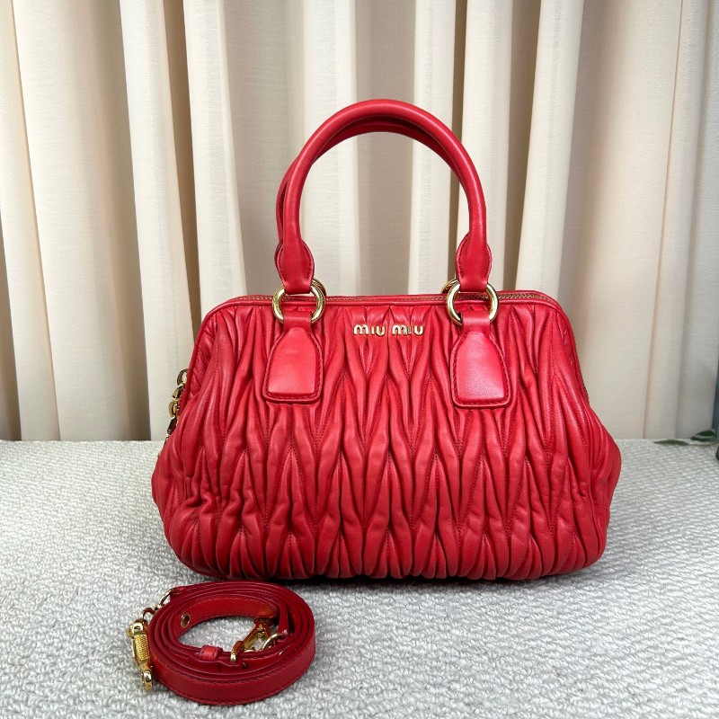 繆繆MiuMiu紅色皺褶手提包 金色五金配件 搭配可拆卸肩帶 可單肩可斜挎可手提 皮質柔軟 皺褶設計優雅大方 容量實用 日常通勤逛街都很合適-5