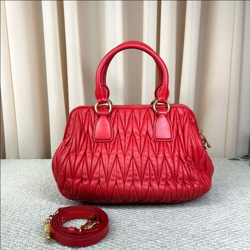 繆繆MiuMiu紅色皺褶手提包 金色五金配件 搭配可拆卸肩帶 可單肩可斜挎可手提 皮質柔軟 皺褶設計優雅大方 容量實用 日常通勤逛街都很合適-6