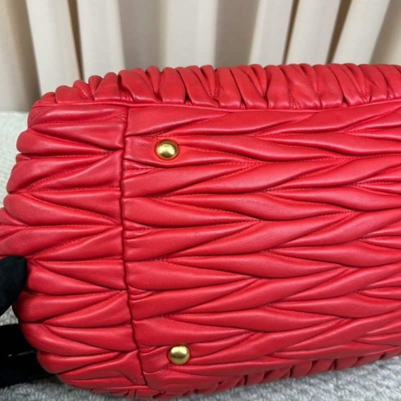 繆繆MiuMiu紅色皺褶手提包 金色五金配件 搭配可拆卸肩帶 可單肩可斜挎可手提 皮質柔軟 皺褶設計優雅大方 容量實用 日常通勤逛街都很合適-7