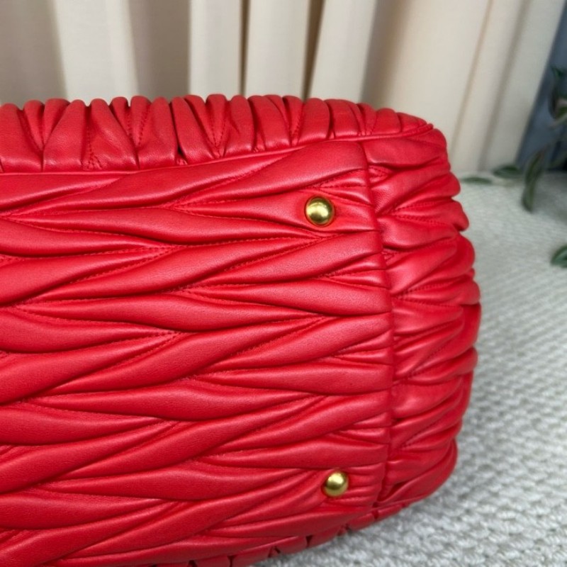 繆繆MiuMiu紅色皺褶手提包 金色五金配件 搭配可拆卸肩帶 可單肩可斜挎可手提 皮質柔軟 皺褶設計優雅大方 容量實用 日常通勤逛街都很合適-8