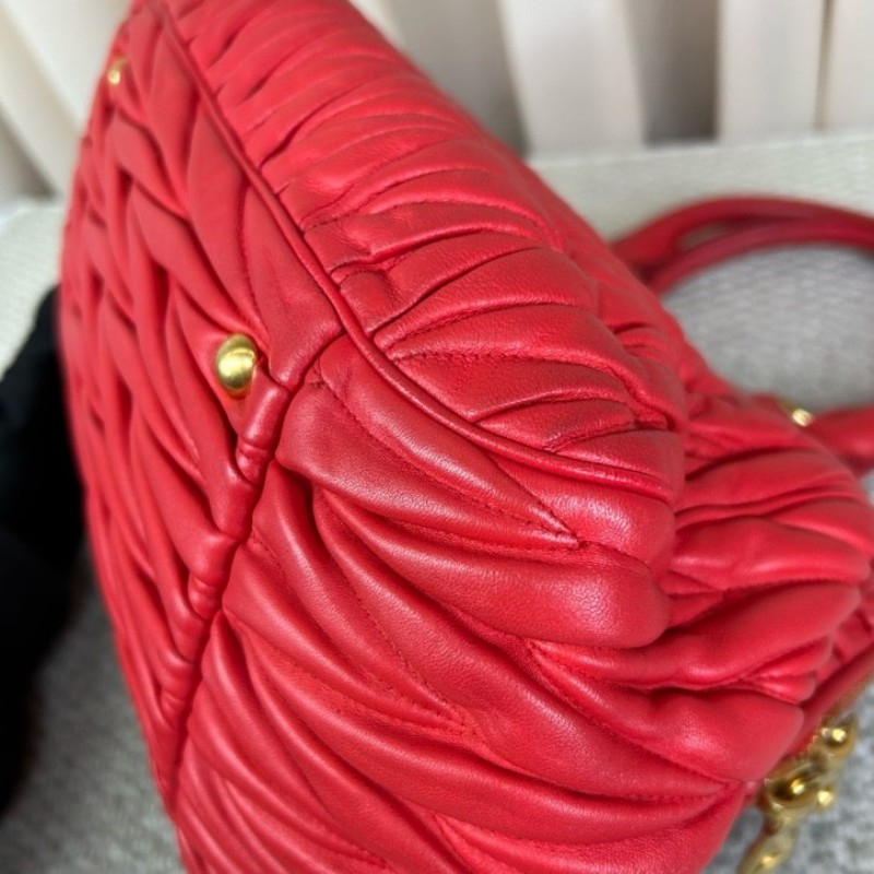 繆繆MiuMiu紅色皺褶手提包 金色五金配件 搭配可拆卸肩帶 可單肩可斜挎可手提 皮質柔軟 皺褶設計優雅大方 容量實用 日常通勤逛街都很合適-10