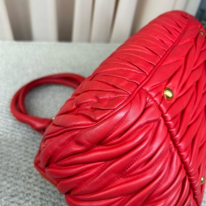 繆繆MiuMiu紅色皺褶手提包 金色五金配件 搭配可拆卸肩帶 可單肩可斜挎可手提 皮質柔軟 皺褶設計優雅大方 容量實用 日常通勤逛街都很合適-11