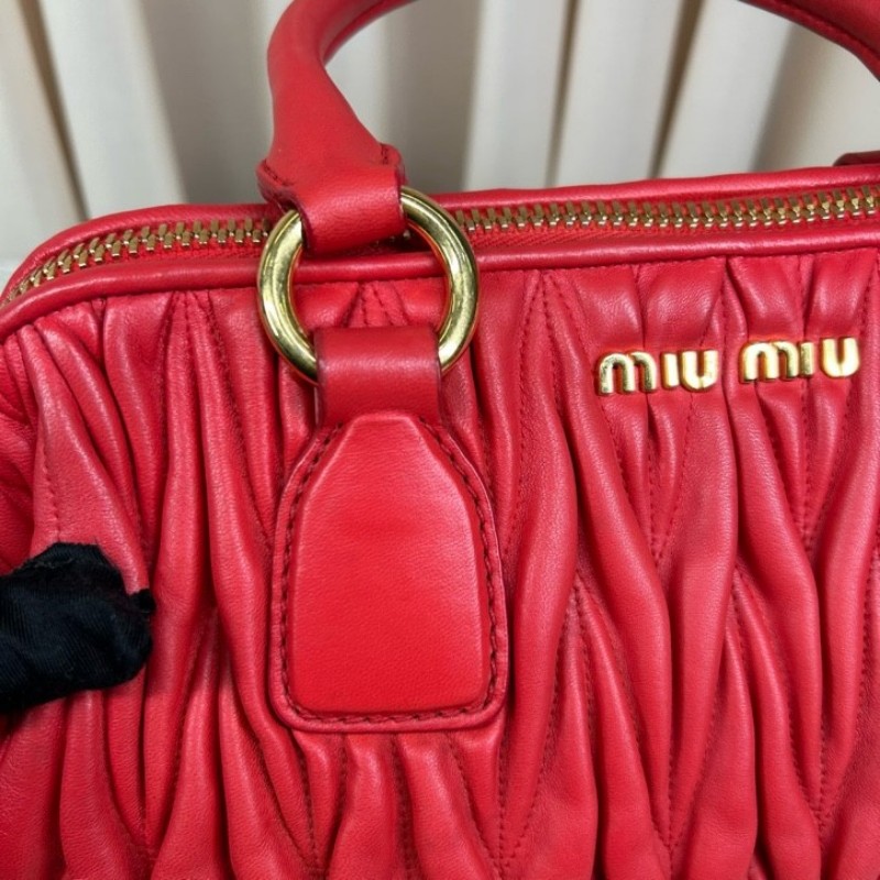 繆繆MiuMiu紅色皺褶手提包 金色五金配件 搭配可拆卸肩帶 可單肩可斜挎可手提 皮質柔軟 皺褶設計優雅大方 容量實用 日常通勤逛街都很合適-13