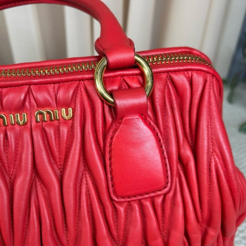 繆繆MiuMiu紅色皺褶手提包 金色五金配件 搭配可拆卸肩帶 可單肩可斜挎可手提 皮質柔軟 皺褶設計優雅大方 容量實用 日常通勤逛街都很合適-14