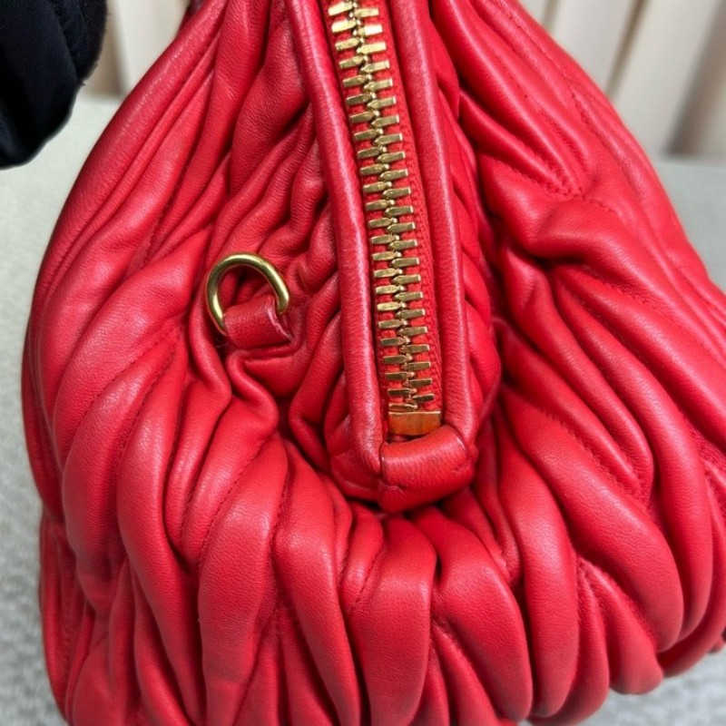 繆繆MiuMiu紅色皺褶手提包 金色五金配件 搭配可拆卸肩帶 可單肩可斜挎可手提 皮質柔軟 皺褶設計優雅大方 容量實用 日常通勤逛街都很合適-15
