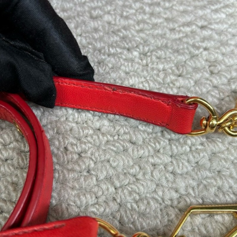 繆繆MiuMiu紅色皺褶手提包 金色五金配件 搭配可拆卸肩帶 可單肩可斜挎可手提 皮質柔軟 皺褶設計優雅大方 容量實用 日常通勤逛街都很合適-16