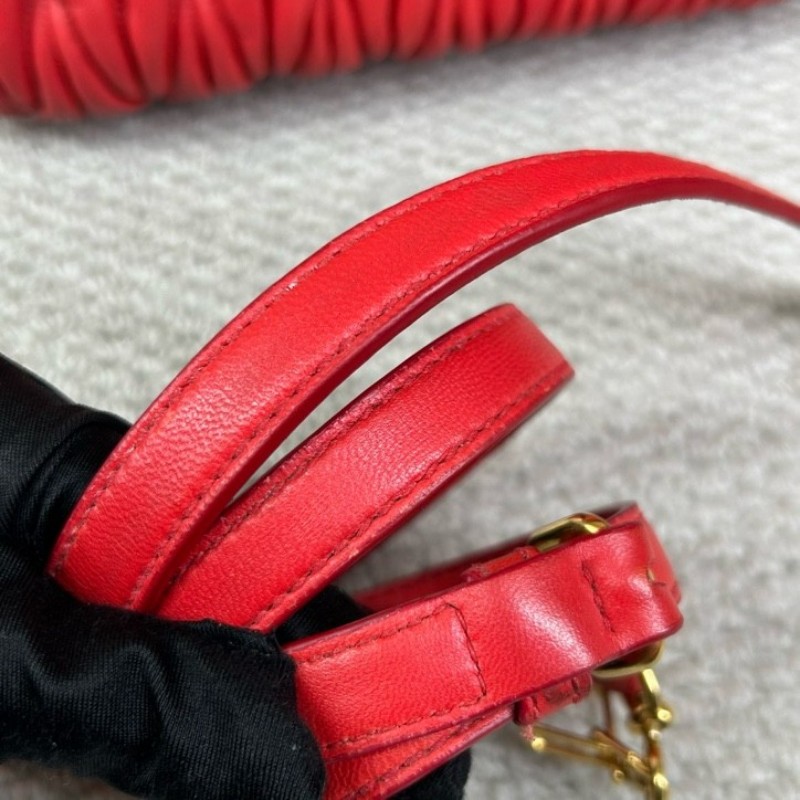 繆繆MiuMiu紅色皺褶手提包 金色五金配件 搭配可拆卸肩帶 可單肩可斜挎可手提 皮質柔軟 皺褶設計優雅大方 容量實用 日常通勤逛街都很合適-18