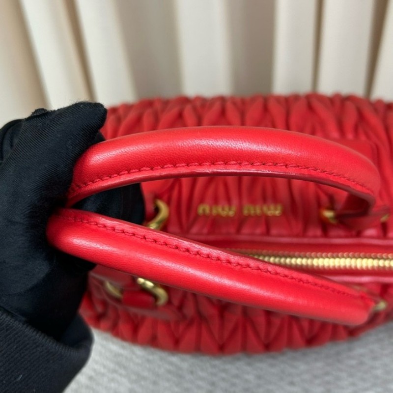 繆繆MiuMiu紅色皺褶手提包 金色五金配件 搭配可拆卸肩帶 可單肩可斜挎可手提 皮質柔軟 皺褶設計優雅大方 容量實用 日常通勤逛街都很合適-19