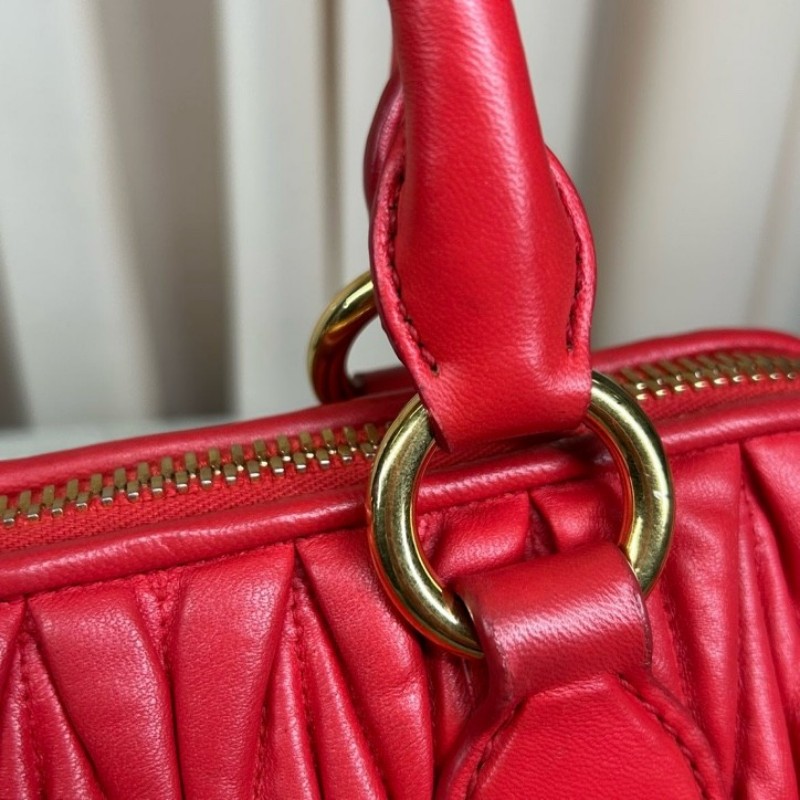 繆繆MiuMiu紅色皺褶手提包 金色五金配件 搭配可拆卸肩帶 可單肩可斜挎可手提 皮質柔軟 皺褶設計優雅大方 容量實用 日常通勤逛街都很合適-20