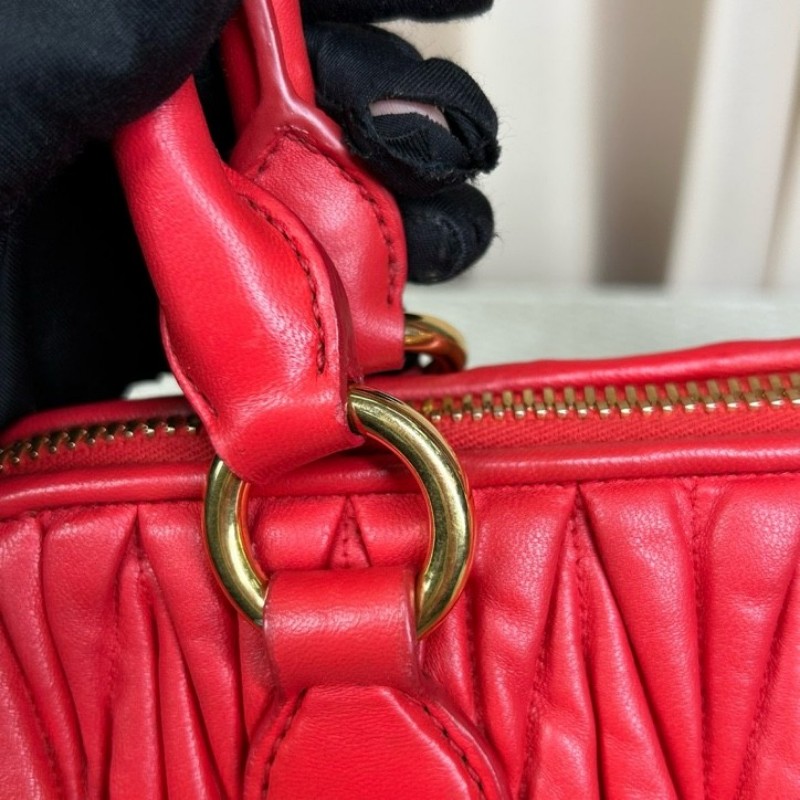 繆繆MiuMiu紅色皺褶手提包 金色五金配件 搭配可拆卸肩帶 可單肩可斜挎可手提 皮質柔軟 皺褶設計優雅大方 容量實用 日常通勤逛街都很合適-21