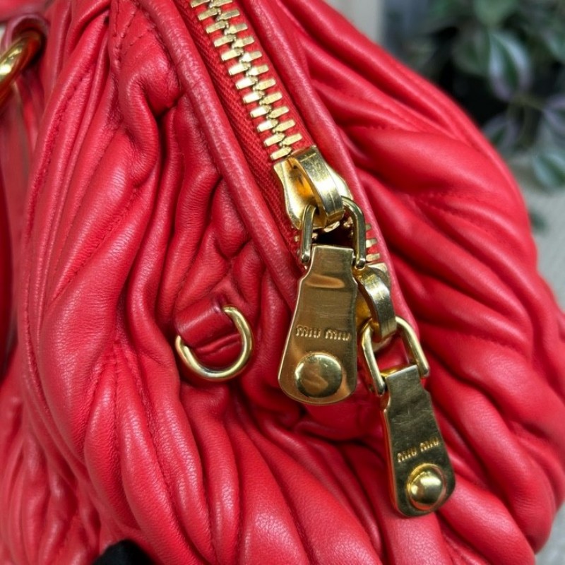 繆繆MiuMiu紅色皺褶手提包 金色五金配件 搭配可拆卸肩帶 可單肩可斜挎可手提 皮質柔軟 皺褶設計優雅大方 容量實用 日常通勤逛街都很合適-22