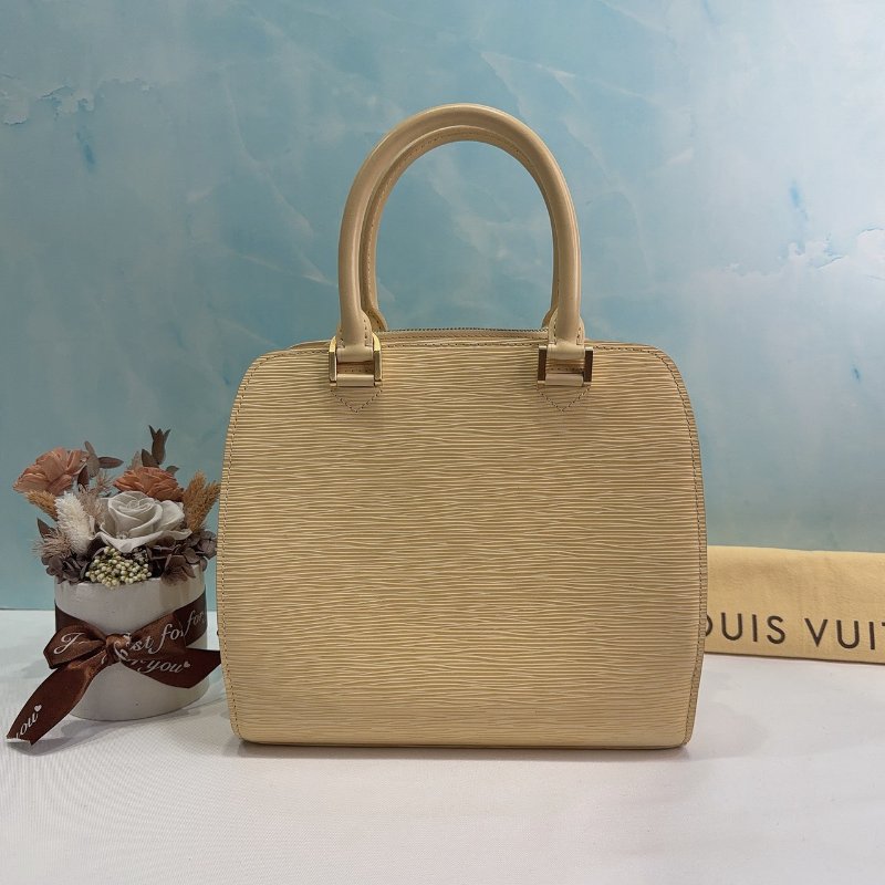 LV 水波紋鵝黃手提包-1