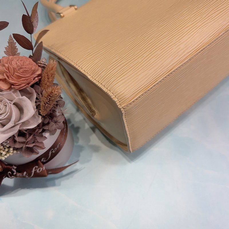 LV 水波紋鵝黃手提包-6