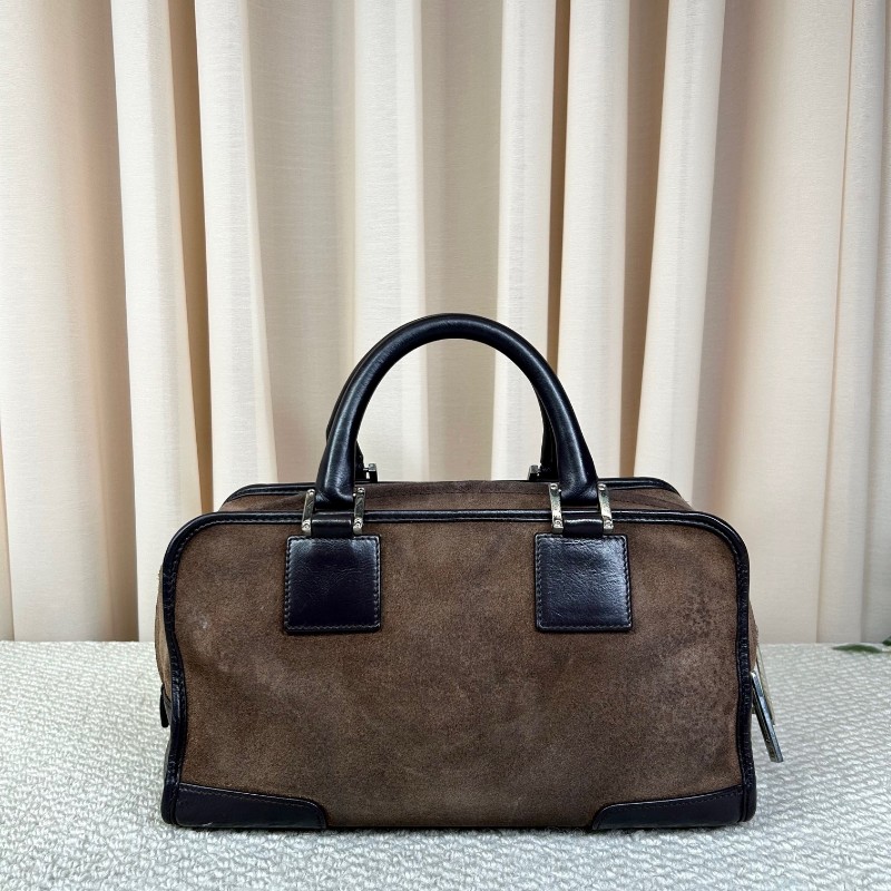 羅意威loewe巧克力色麂皮手提波士頓包 麂皮拼皮的設計非常有質感 正門壓紋大logo 包身立體有型，四季都很好背 容量ok非常實用 有鎖頭-1