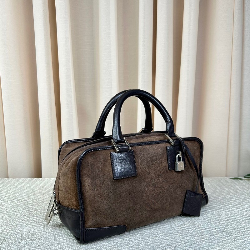 羅意威loewe巧克力色麂皮手提波士頓包 麂皮拼皮的設計非常有質感 正門壓紋大logo 包身立體有型，四季都很好背 容量ok非常實用 有鎖頭-2