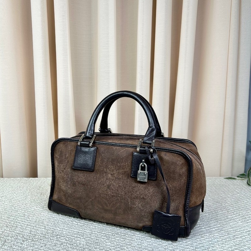 羅意威loewe巧克力色麂皮手提波士頓包 麂皮拼皮的設計非常有質感 正門壓紋大logo 包身立體有型，四季都很好背 容量ok非常實用 有鎖頭-3