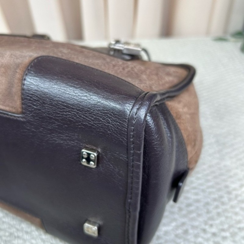 羅意威loewe巧克力色麂皮手提波士頓包 麂皮拼皮的設計非常有質感 正門壓紋大logo 包身立體有型，四季都很好背 容量ok非常實用 有鎖頭-9