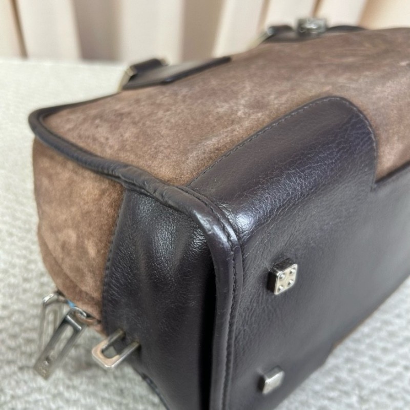 羅意威loewe巧克力色麂皮手提波士頓包 麂皮拼皮的設計非常有質感 正門壓紋大logo 包身立體有型，四季都很好背 容量ok非常實用 有鎖頭-10