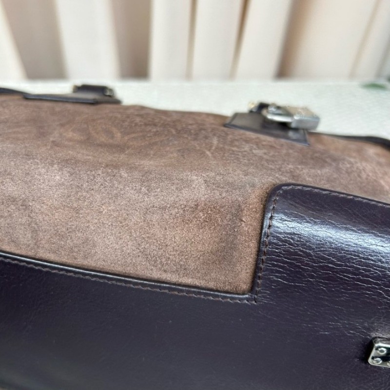 羅意威loewe巧克力色麂皮手提波士頓包 麂皮拼皮的設計非常有質感 正門壓紋大logo 包身立體有型，四季都很好背 容量ok非常實用 有鎖頭-11