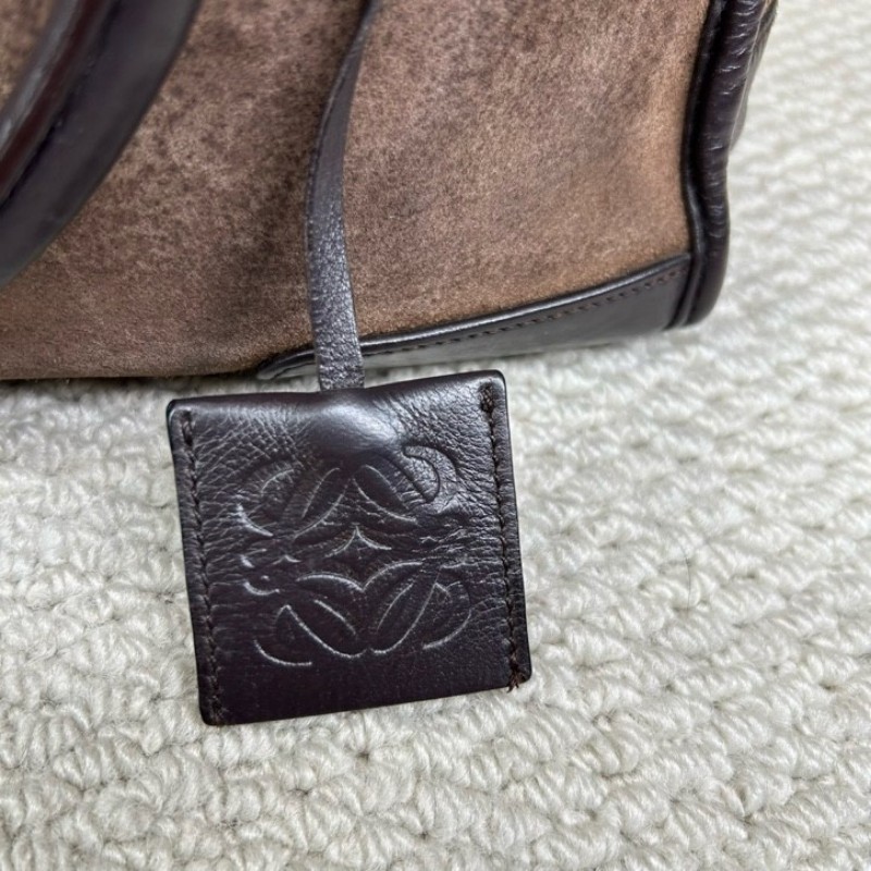 羅意威loewe巧克力色麂皮手提波士頓包 麂皮拼皮的設計非常有質感 正門壓紋大logo 包身立體有型，四季都很好背 容量ok非常實用 有鎖頭-13