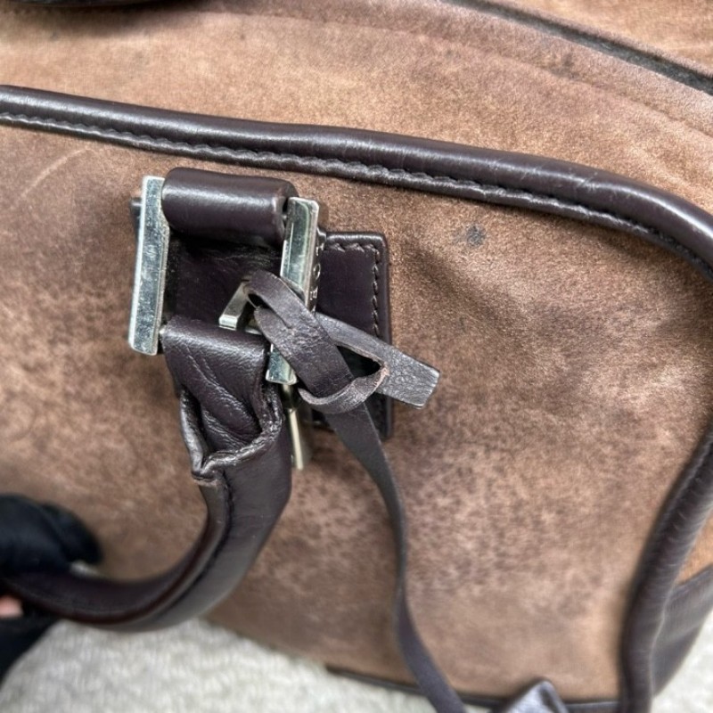 羅意威loewe巧克力色麂皮手提波士頓包 麂皮拼皮的設計非常有質感 正門壓紋大logo 包身立體有型，四季都很好背 容量ok非常實用 有鎖頭-15