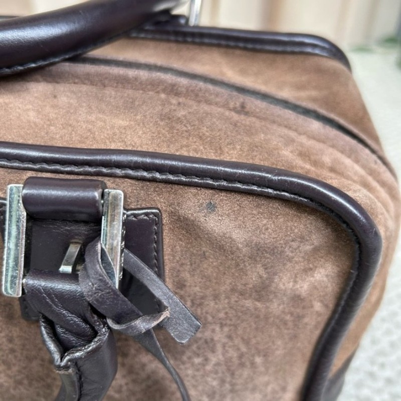 羅意威loewe巧克力色麂皮手提波士頓包 麂皮拼皮的設計非常有質感 正門壓紋大logo 包身立體有型，四季都很好背 容量ok非常實用 有鎖頭-17