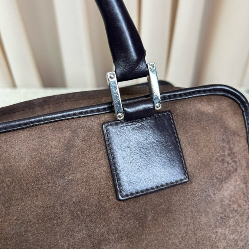 羅意威loewe巧克力色麂皮手提波士頓包 麂皮拼皮的設計非常有質感 正門壓紋大logo 包身立體有型，四季都很好背 容量ok非常實用 有鎖頭-18