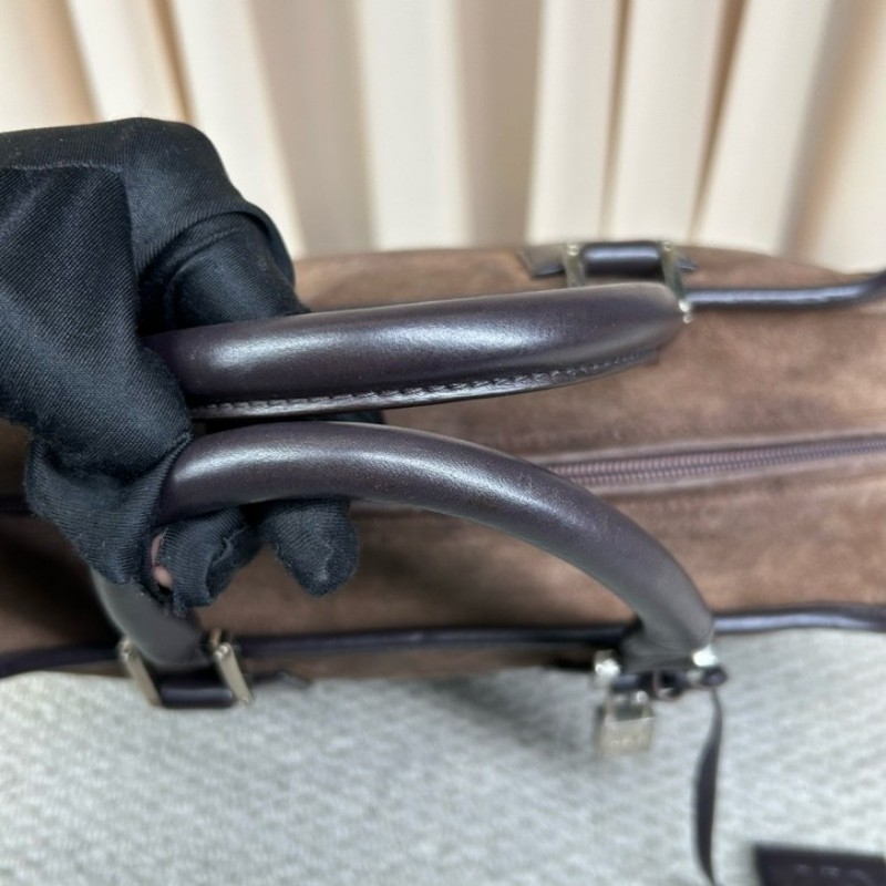 羅意威loewe巧克力色麂皮手提波士頓包 麂皮拼皮的設計非常有質感 正門壓紋大logo 包身立體有型，四季都很好背 容量ok非常實用 有鎖頭-19