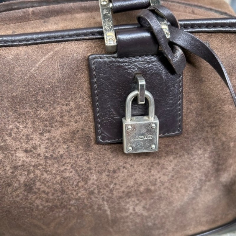 羅意威loewe巧克力色麂皮手提波士頓包 麂皮拼皮的設計非常有質感 正門壓紋大logo 包身立體有型，四季都很好背 容量ok非常實用 有鎖頭-20