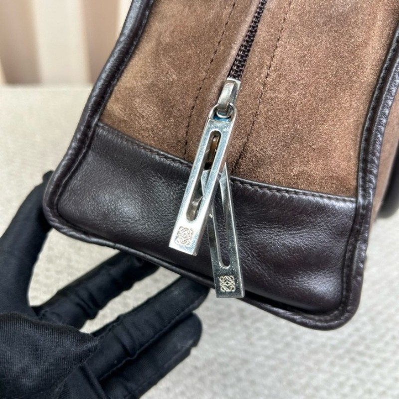 羅意威loewe巧克力色麂皮手提波士頓包 麂皮拼皮的設計非常有質感 正門壓紋大logo 包身立體有型，四季都很好背 容量ok非常實用 有鎖頭-21