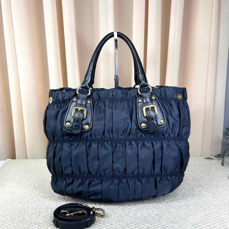 Prada普拉達深藍色降落傘皺褶手提托特包  經典熱門款 深藍色皺褶設計個性十足 容量實用 日常通勤百搭-1